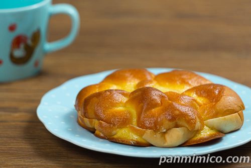 スイートホイップクリームパン【ヤマザキ】斜めから撮った写真