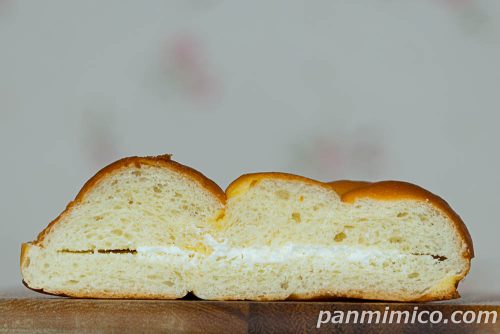 スイートホイップクリームパン【ヤマザキ】断面の写真