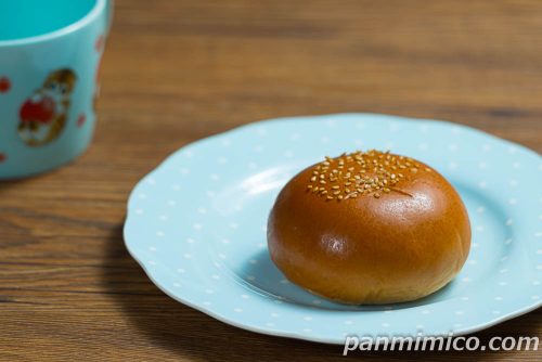 感動あんぱん 栗入りつぶあん【第一パン】斜めから撮った写真