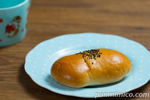 YKベーキングカンパニーの新作パン「紅はるかとマーガリンのパン」斜めから撮った写真