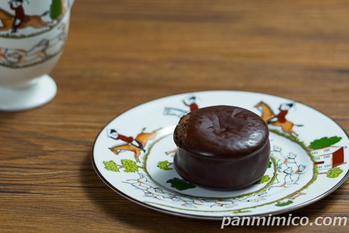 ロッテ「生 チョコパイ〈ガトー・オ・ショコラ〉」斜めから撮った写真