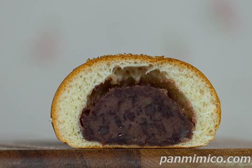 感動あんぱん 栗入りつぶあん【第一パン】断面の写真