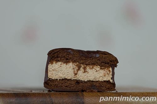 ロッテ「生 チョコパイ〈ガトー・オ・ショコラ〉」断面の写真