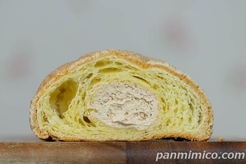 YKベーキングカンパニーの「和栗ホップメロンパン」断面の写真