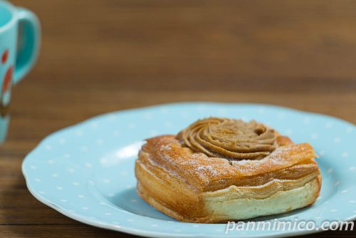 【セブンイレブン】マロンクリームデニッシュ斜めから撮った写真