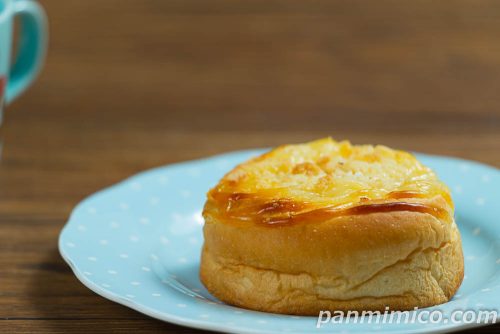 ローソンの「至福のチーズ＆チーズ」斜めから撮った写真