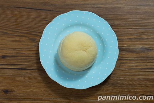 【ファミリーマート】白生クリームパン(ダブルミルク)上から撮った写真