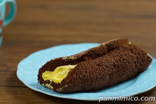 【ヤマザキ】まるごとバナナ（バナナホイップ＆チョコソース）斜めから撮った写真