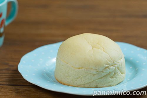 【ファミリーマート】白生クリームパン(ダブルミルク)斜めから撮った写真