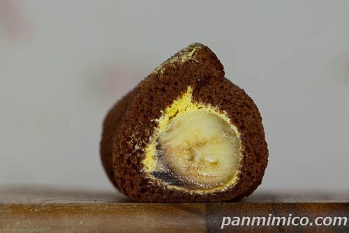 【ヤマザキ】まるごとバナナ（バナナホイップ＆チョコソース）断面の写真
