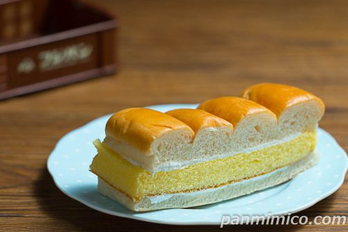 【フジパン】生かすてらさんど 白バラ牛乳入りクリーム斜めから撮った写真