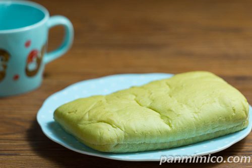 セブンイレブンモリヤマメロンのクリームサンド斜めから撮った写真