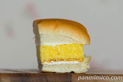 【フジパン】生かすてらさんど 白バラ牛乳入りクリーム断面の写真