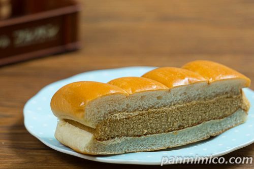 「生かすてらさんど 白バラコーヒー入りクリーム」フジパン斜めから撮った写真