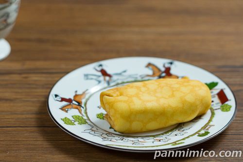 ファミリーマート「森永れん乳風味クレープ」斜めから撮った写真