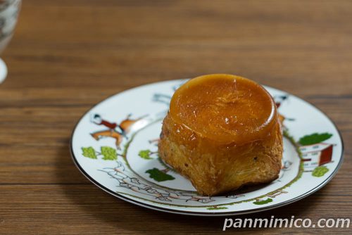 セブンイレブン「７プレミアム　ブリュレデニッシュ　大学芋風」斜めから撮った写真