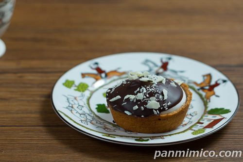 【ローソン】神業チャレンジ発!「ふわとろマシュマロタルト 生キャラメルソース入」斜めから撮った写真