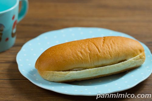 ファミマの新作「生コッペパン（モンブランクリーム＆ホイップ）」斜めから撮った写真