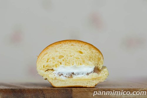 ファミマの新作「生コッペパン（モンブランクリーム＆ホイップ）」断面の写真