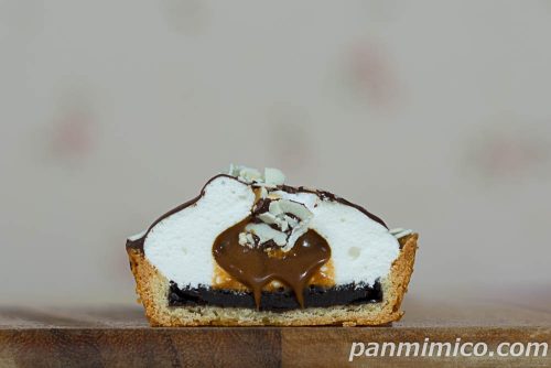 【ローソン】神業チャレンジ発!「ふわとろマシュマロタルト 生キャラメルソース入」断面の写真