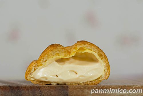 ファミマ新作「森永マミー風味シュークリーム」断面の写真