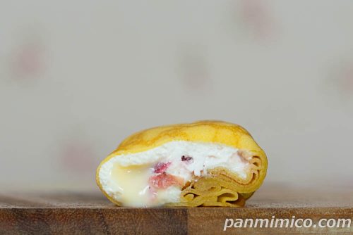 ファミリーマート「森永れん乳風味クレープ」断面の写真