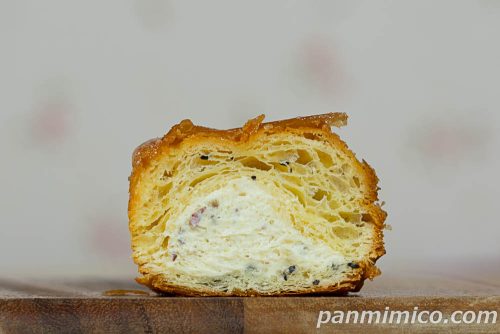 セブンイレブン「７プレミアム　ブリュレデニッシュ　大学芋風」断面の写真