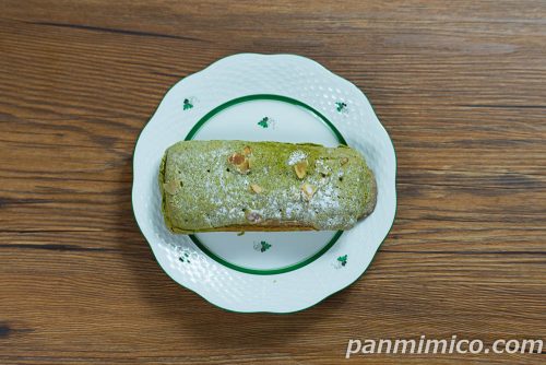 【セブンイレブン】抹茶のダマンドデニッシュ　アーモンド使用上から撮った写真