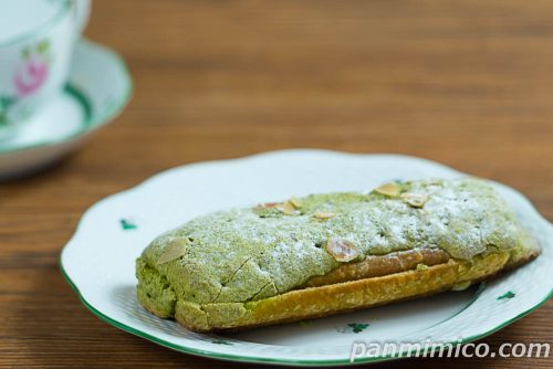 【セブンイレブン】抹茶のダマンドデニッシュ　アーモンド使用斜めから撮った写真
