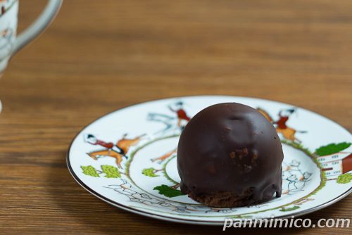 【ローソン】ショコラドーム ティラミス斜めから撮った写真