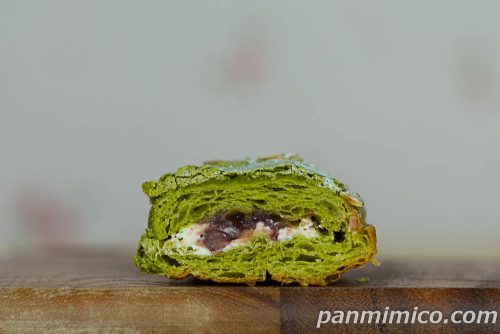 【セブンイレブン】抹茶のダマンドデニッシュ　アーモンド使用断面の写真