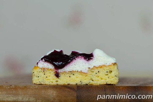 【ローソン】ポピーシード入り!しっとりブルーベリーケーキ断面の写真