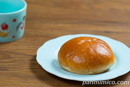 ヤマザキ「高級焼きいもあんぱん」斜めから撮った写真