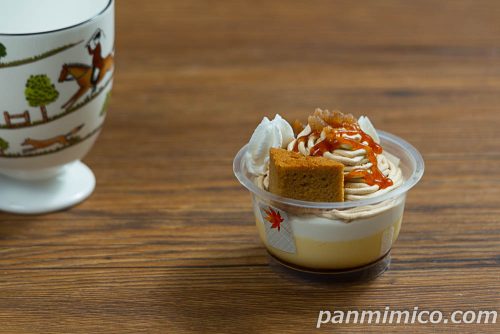 セブンイレブン「プリンケーキパフェ　栗三昧」斜めから撮った写真