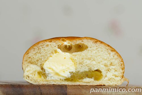 ヤマザキ「高級焼きいもあんぱん」断面の写真