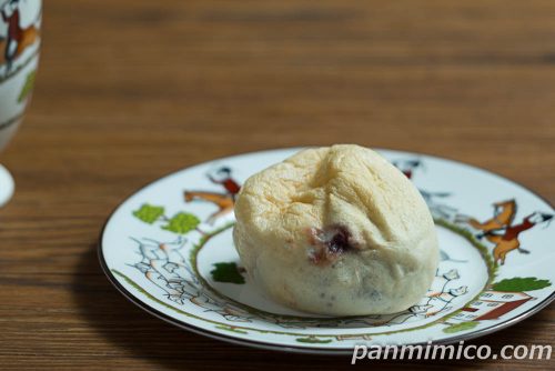 もなしゅー（つぶあん＆ホイップ）【ヤマザキ】斜めから撮った写真