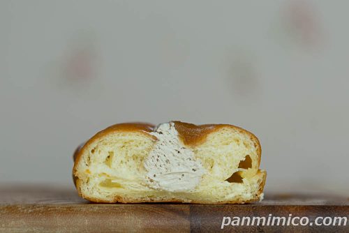 生ドーナツ（栗あん＆和栗ホイップ）【ヤマザキ】断面の写真