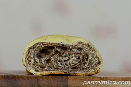【フジパン】「生めろんくろわっさん　しょこら」断面の写真