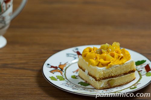 ヤマザキのごろごろとしたお芋のケーキ(2個入)斜めから撮った写真