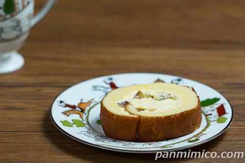 【ヤマザキ】「お芋のロールケーキ」斜めから撮った写真