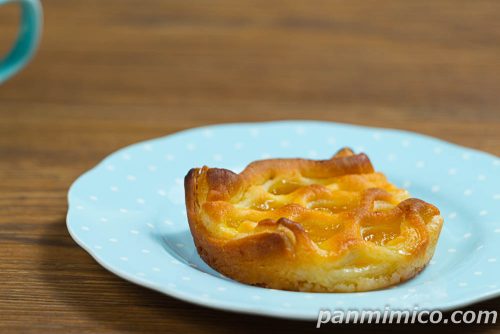 【ファミマ】アップルパイタルト×クイニーアマン斜めから撮った写真