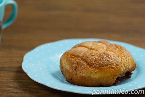 ファミマデニッシュメロンパン×クイニーアマン斜めから撮った写真