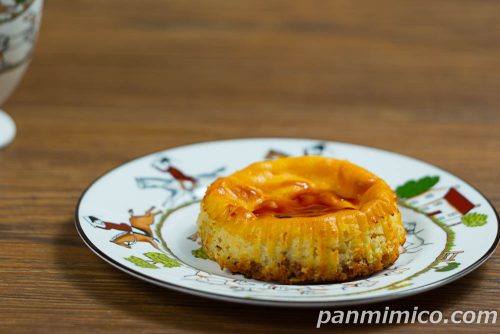 ファミマフラン風プリンケーキ斜めから撮った写真