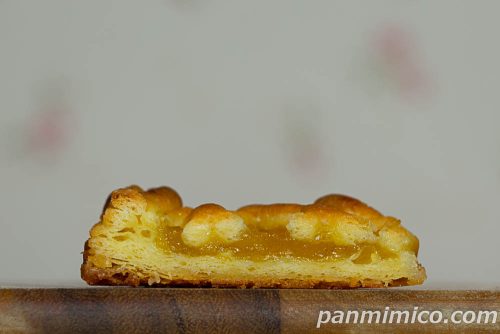 【ファミマ】アップルパイタルト×クイニーアマン断面の写真