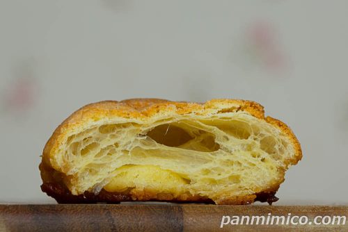 ファミマデニッシュメロンパン×クイニーアマン断面の写真