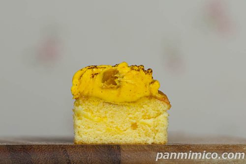 【ファミリーマート】かぼちゃと紫芋のプチケーキかぼちゃケーキの断面の写真