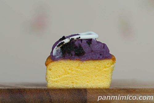 【ファミリーマート】かぼちゃと紫芋のプチケーキ紫芋のケーキの断面の写真