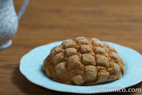 【ヤマザキ】黒糖メロンパン斜めから撮った写真