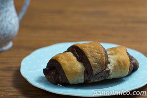ヤマザキバイカラーチョコクロワッサン斜めから撮った写真