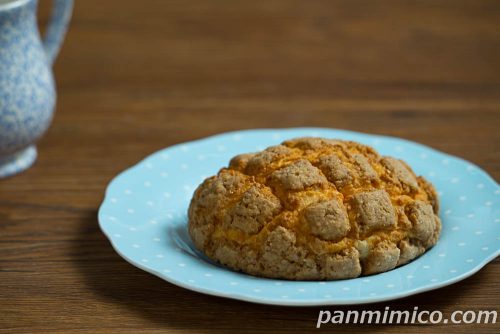 パスコ麦のめぐみ 全粒粉入りメロンパン斜めから撮った写真